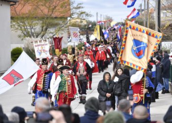 Dan sjećanja u Škabrnji: pogledajte Kolonu sjećanja i odavanje počasti kod Spomen obilježja masovne grobnice
