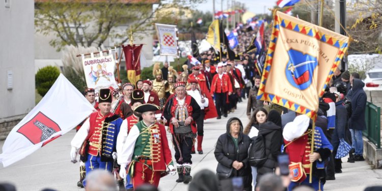 Dan sjećanja u Škabrnji: pogledajte Kolonu sjećanja i odavanje počasti kod Spomen obilježja masovne grobnice