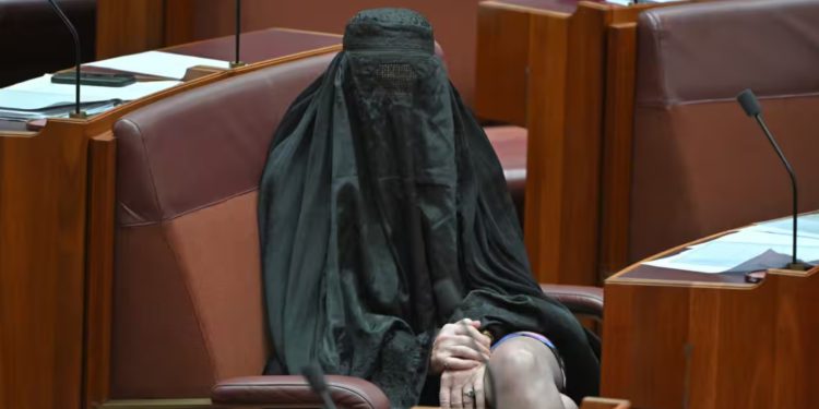 Desničarska senatorica izazvala bijes zbog nošenja burke u parlamentu