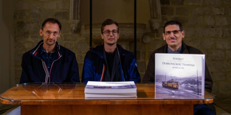 Dino Lokas, Jan Mark Novalija i Tonko Marunčić predstavili bogat katalog o ‘travanju’: Možda je nestao s dubrovačkih ulica, ali se sjećanje na ‘Žuća’ međugeneracijski obnavlja, postao je ikona Grada!’