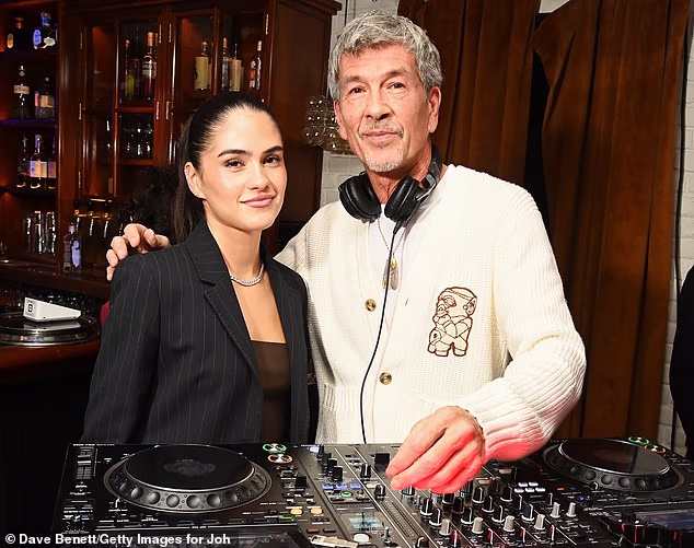 Djevojka Romea Beckhama, Kim Turnbull, zabavlja se sa svojim ocem legendom DJ-a dok njezina tazbina slavi Sir Davidovo viteštvo