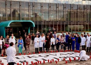 Doktori i sestre KB Dubrava nastavili tradiciju: Zapalili svijeće u znak sjećanja na kolege