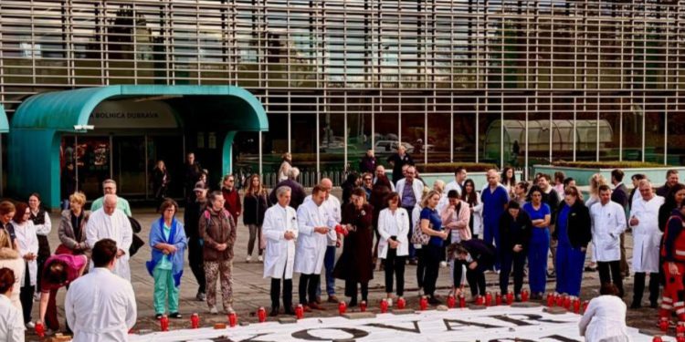 Doktori i sestre KB Dubrava nastavili tradiciju: Zapalili svijeće u znak sjećanja na kolege