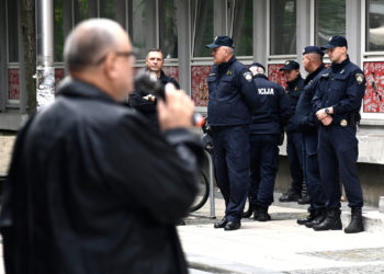Došli pred srpsko središte u Zagrebu pa puštali Thompsona i Bojnu Čavoglave