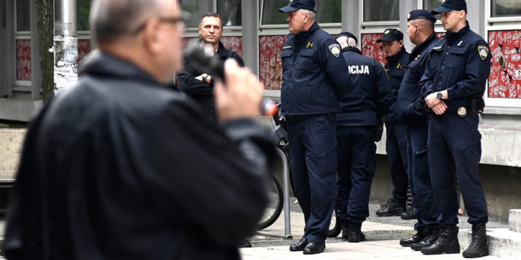 Došli pred srpsko središte u Zagrebu pa puštali Thompsona i Bojnu Čavoglave