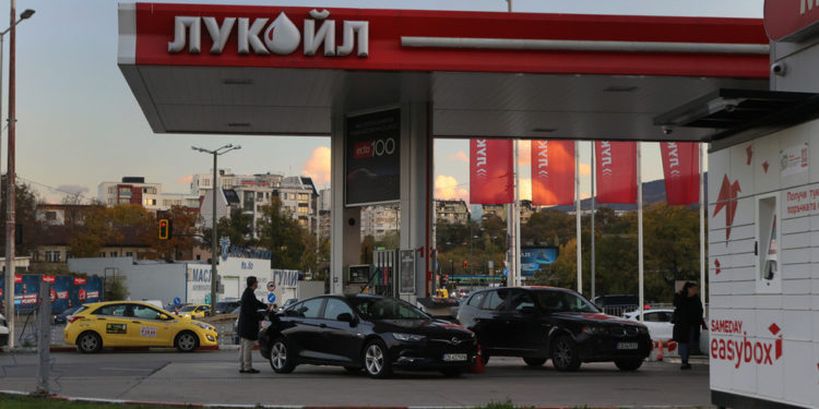 Država EU ograničava izvoz goriva članicama bloka zbog sankcija Lukoilu — RT Business News