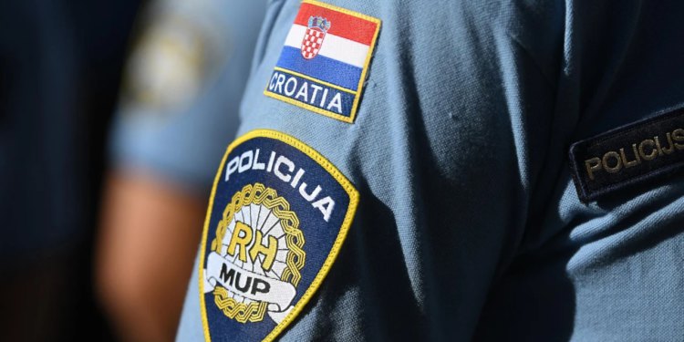 Dvojica policajaca neovlašteno raspolagali novcem i imovinom osobe s invaliditetom: jedan pritvoren, drugi prijavljen