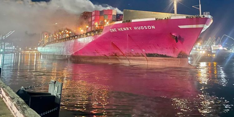 EKSPLOZIJA NA KONTEJNERAŠU Hitna evakuacija posade zbog velikog požara u luci Los Angeles