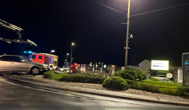 FOTO Mercedes u Ljubuškom završio u kružnom toku, jedna osoba ozlijeđena