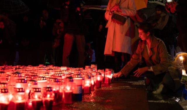 FOTO Mostarci se prisjetili žrtve grada heroja, brojni zapalili svijeće u Vukovarskoj ulici