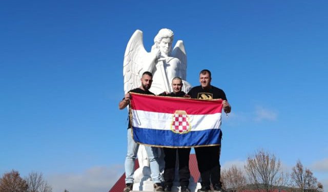FOTO Na Kupreškom polju postavljen kip Svetog Mihovila: Simbol vjere, nade i pobjede nad zlom