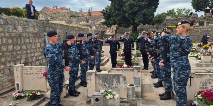 FOTO Pripadnici Hrvatske ratne mornarice obilježili blagdan Svih svetih i Dušni dan