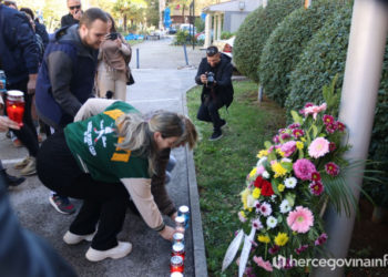 FOTO/VIDEO Zdravstveni djelatnici poručili: Ili aneks ili blokada prometnica i šator pred Vladom HNŽ