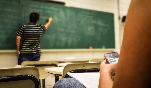 Federacija BiH neće zabraniti mobitele u školama