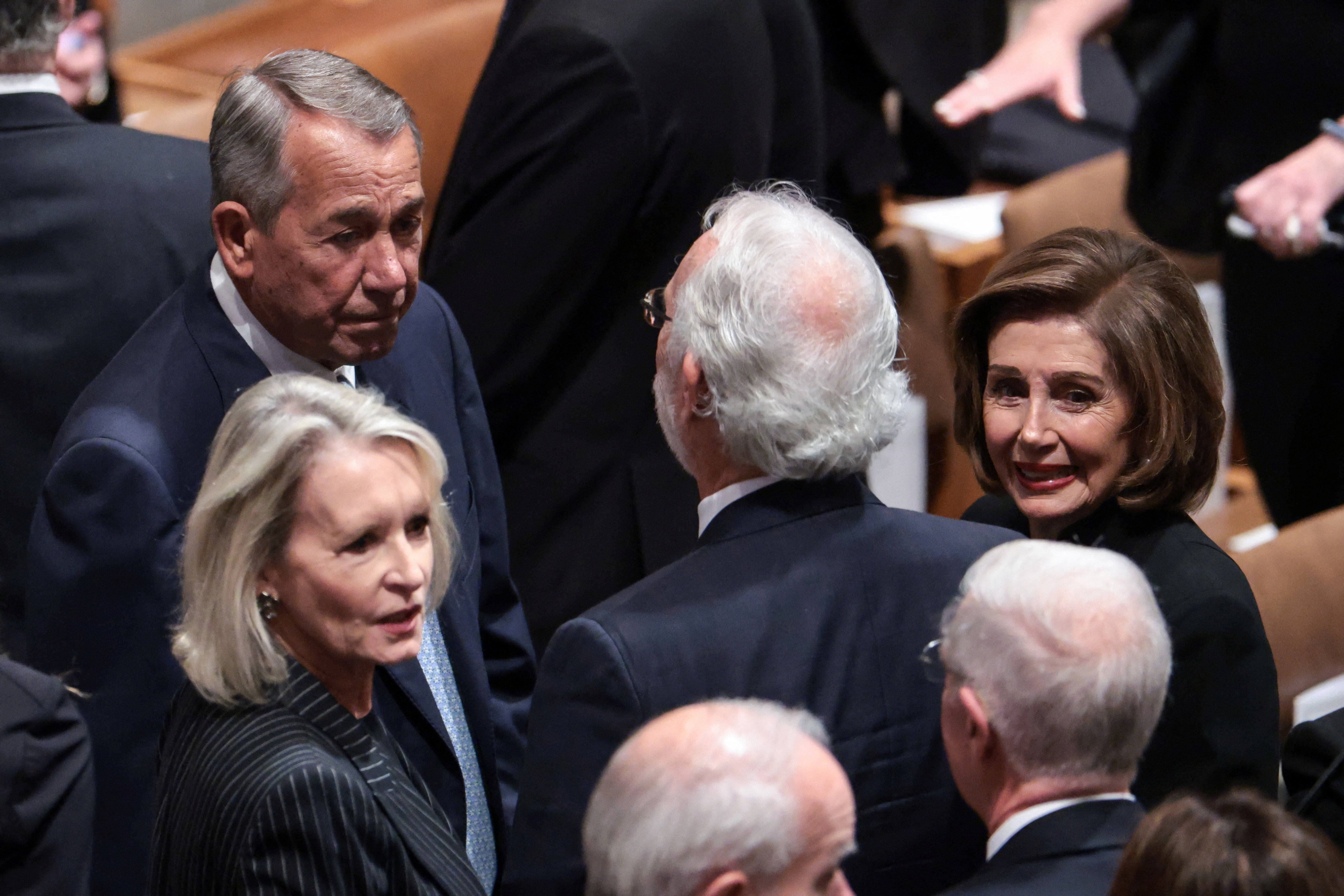 Dva bivša predsjednika Predstavničkog doma – republikanac John Boehner, lijevo, i demokrat Nancy Pelosi, desno – dolaze na službu