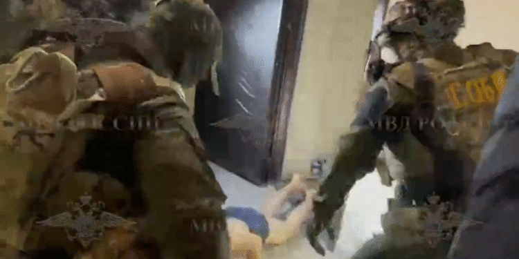 GLEDAJTE Ruska policija uhitila osumnjičene za ubojstvo kriptoprevaranta — RT Rusija i bivši Sovjetski Savez