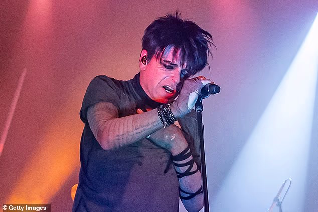 Gary Numan, 67, slomi se na pozornici tijekom popisa nakon što je primio ‘najgore vijesti’ dok ga njegova supruga Gemma žuri utješiti