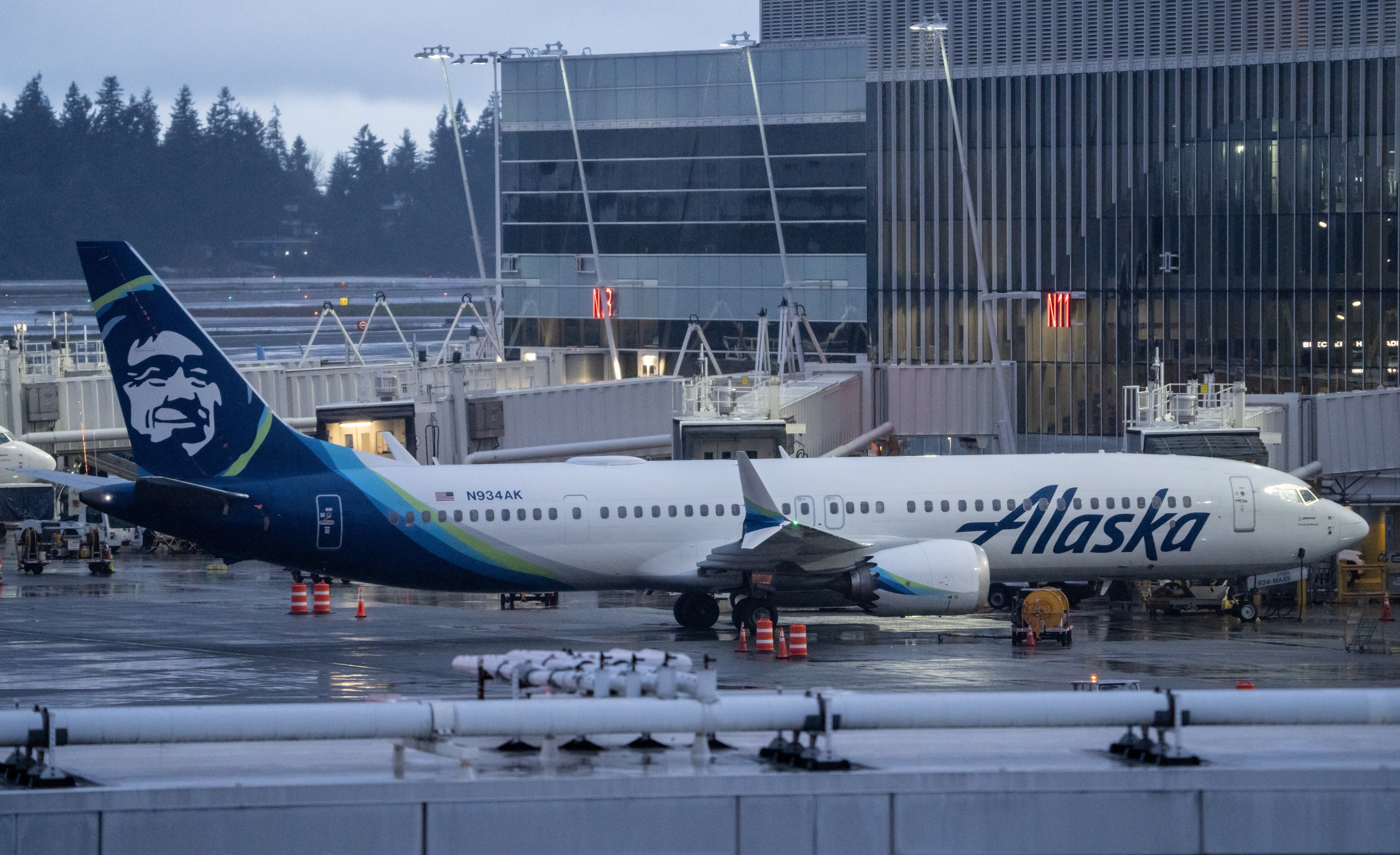 Boeing 737 Max 9 Alaska Airlinesa u međunarodnoj zračnoj luci Seattle-Tacoma. Alaska Airlines morao je dopremiti dodatno gorivo u zračnu luku uoči napornog tjedna putovanja povodom Dana zahvalnosti kako bi kompenzirao poremećaje uzrokovane zatvaranjem Olympic Pipelinea radi popravaka