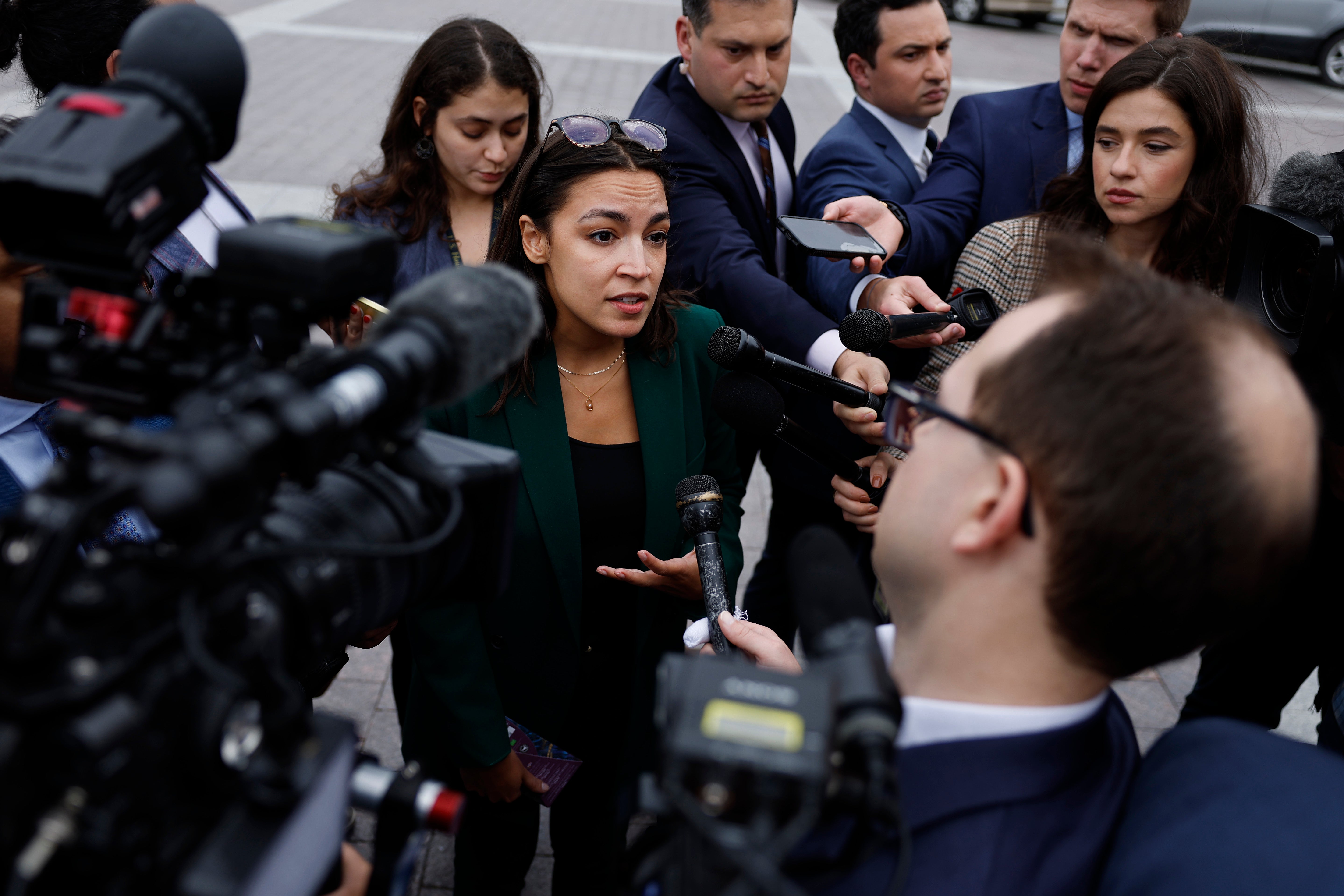 Zastupnica Alexandria Ocasio-Cortez i njezina stranka pozvali su republikance da sklope dogovor o produljenju subvencija IRA-e tijekom gašenja te kažu da i dalje žele sklopiti dogovor kako bi spriječili povećanje cijena koje dolazi krajem godine.