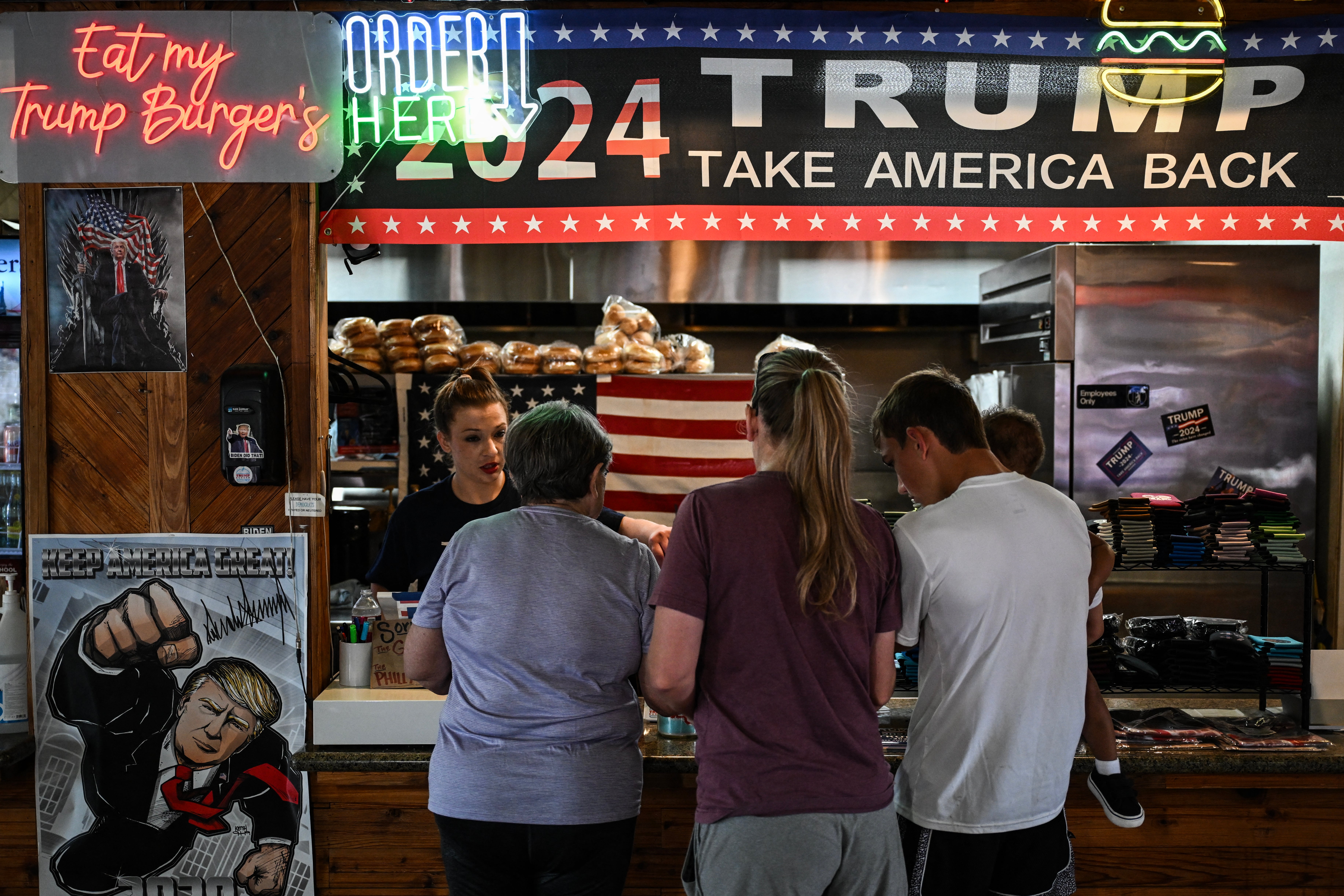Diners naručuje Trump Burger u Bellvilleu u Texasu