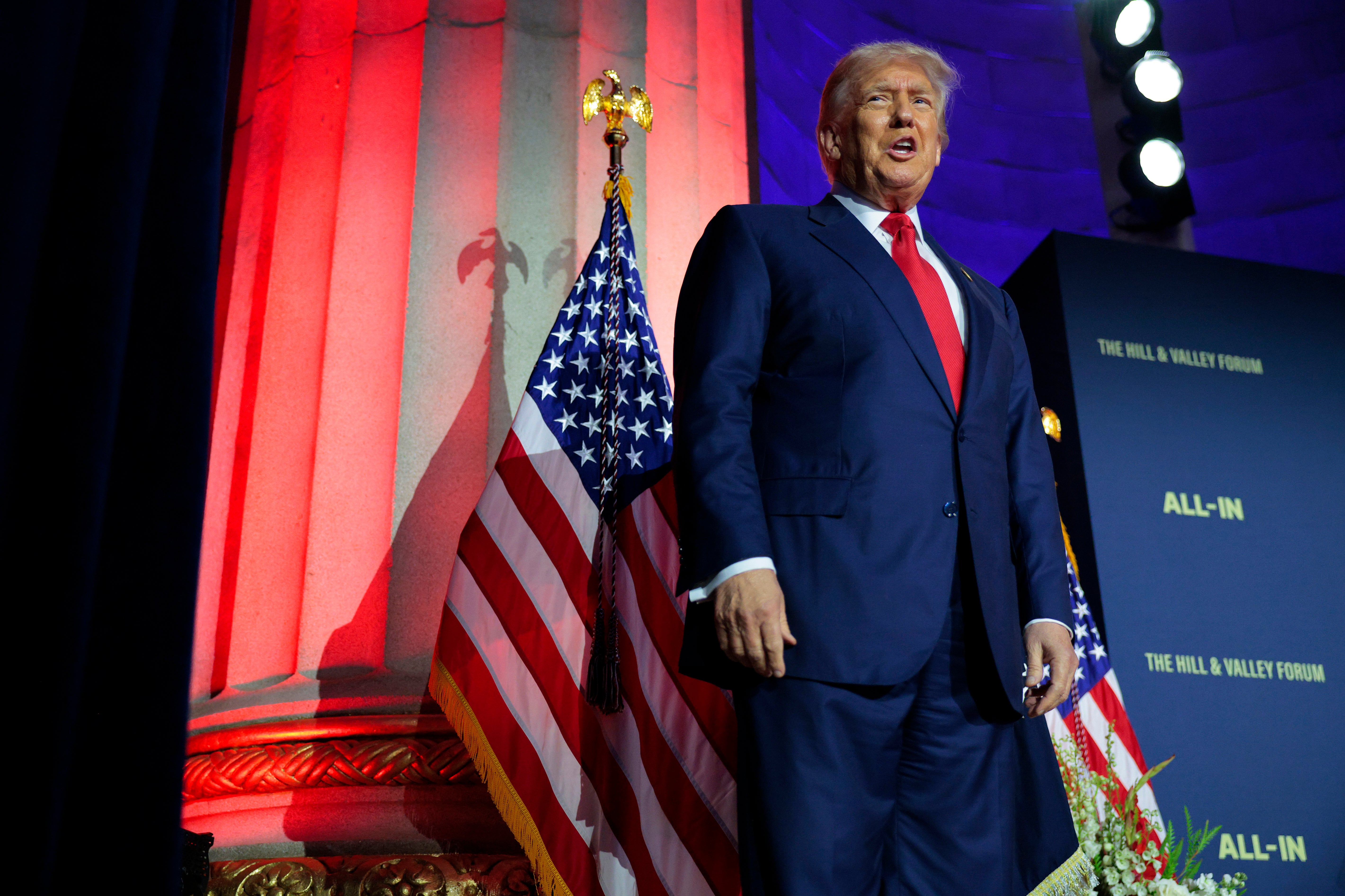 Donald Trump, viđen ovdje na AI događaju koji je sponzorirala Bijela kuća 2025., pozvao je Kongres da zabrani državama da reguliraju umjetnu inteligenciju