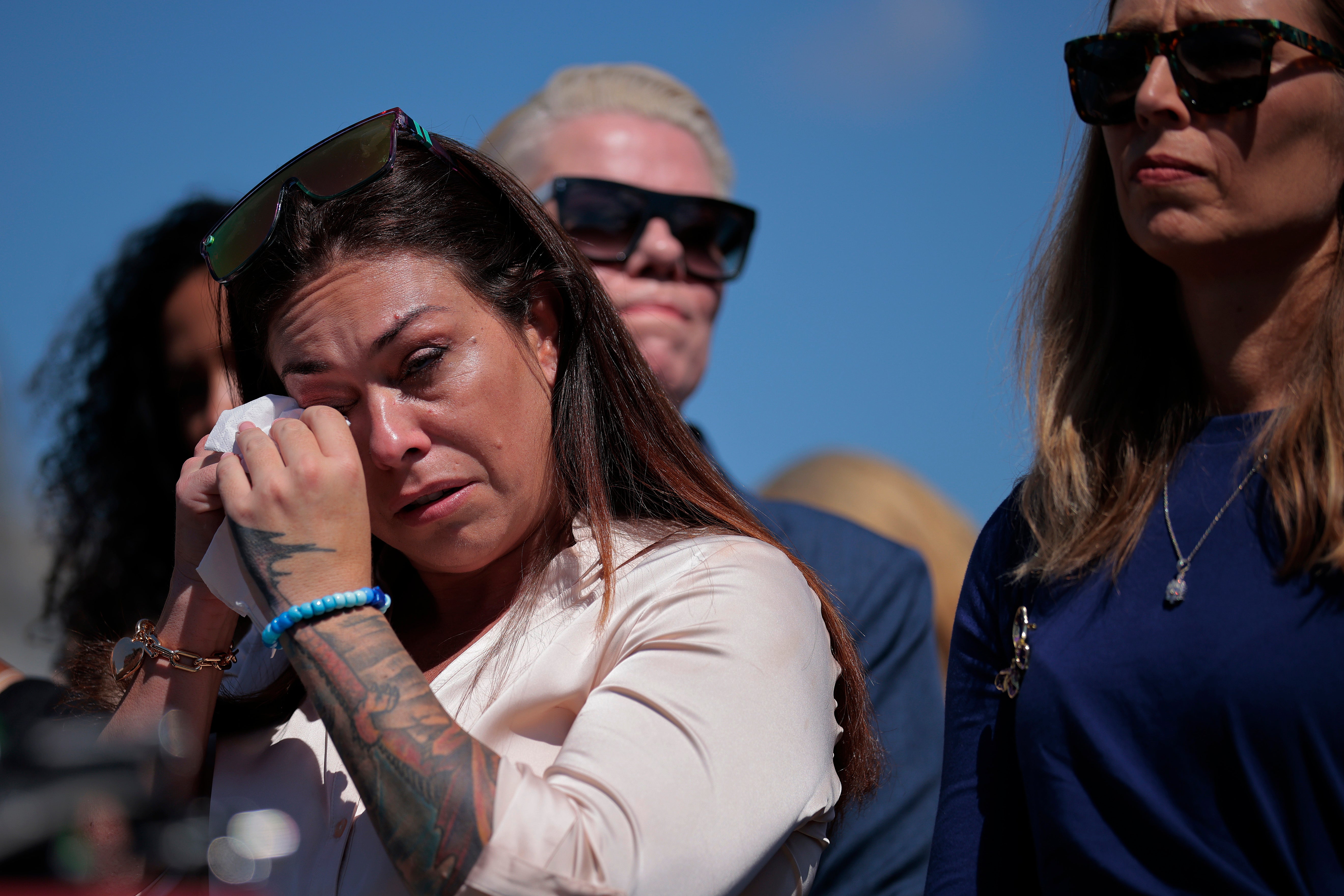Preživjeli, uključujući one koji su išli u Capitol kako bi pogurali Kongres o tom pitanju, pozirali su sa svojim fotografijama kao tinejdžeri u nedavnom PSA-u u posljednjoj kampanji koja podupire mjeru koja bi prisilila savezne organe za provođenje zakona da javno objave dosjee