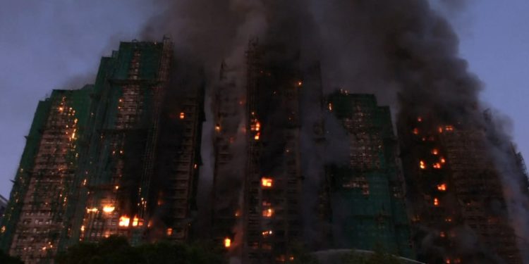 Golemi požar guta zgrade u Hong Kongu: Ima mrtvih i ozlijeđenih, hitne službe na terenu