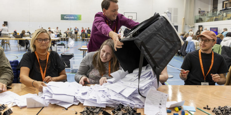 Gotovo polovica na Zapadu misli da je demokracija ‘slomljena’ – anketa — RT World News