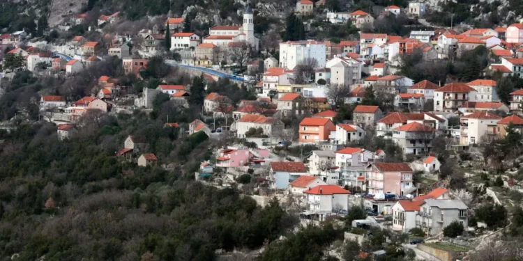 Grad Tina Ujevića zabilježio je pad broja stanovnika, no posljednjih se godina lagano budi