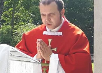 Hrvatski svećenik ostavio svoje župljane u laganom šoku: ‘On je simbol zla, nosite ga doma’