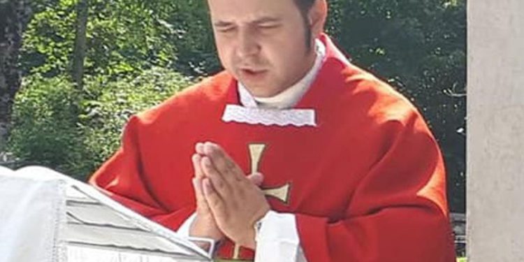 Hrvatski svećenik ostavio svoje župljane u laganom šoku: ‘On je simbol zla, nosite ga doma’