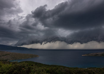 Hrvatskoj sutra prijeti razoran vremenski fenomen, može biti štete na građevinama