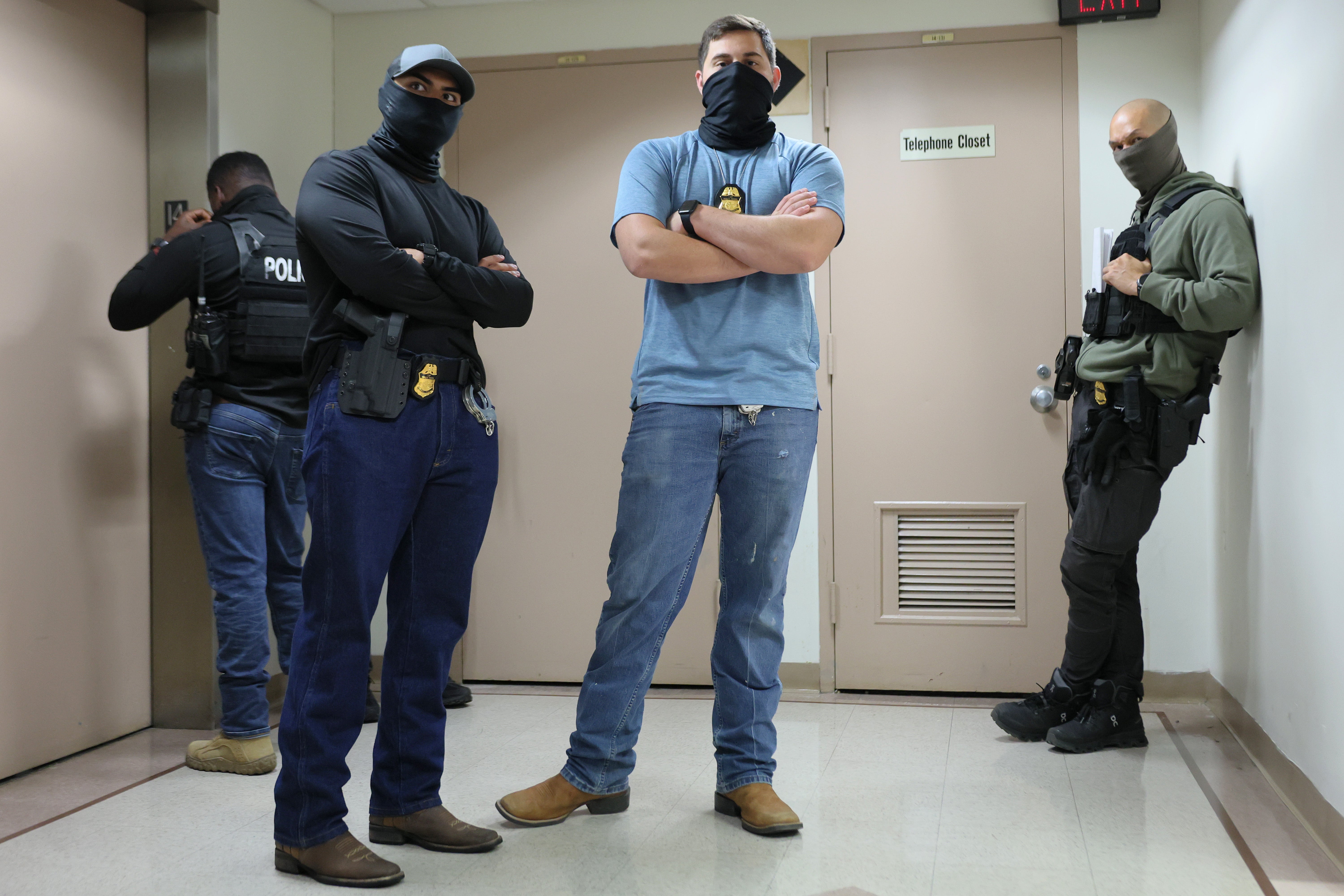 FBI navodno poziva agente ICE-a da se adekvatno identificiraju nakon niza nasilnih incidenata koje su počinili kriminalci lažno se predstavljajući kao ICE