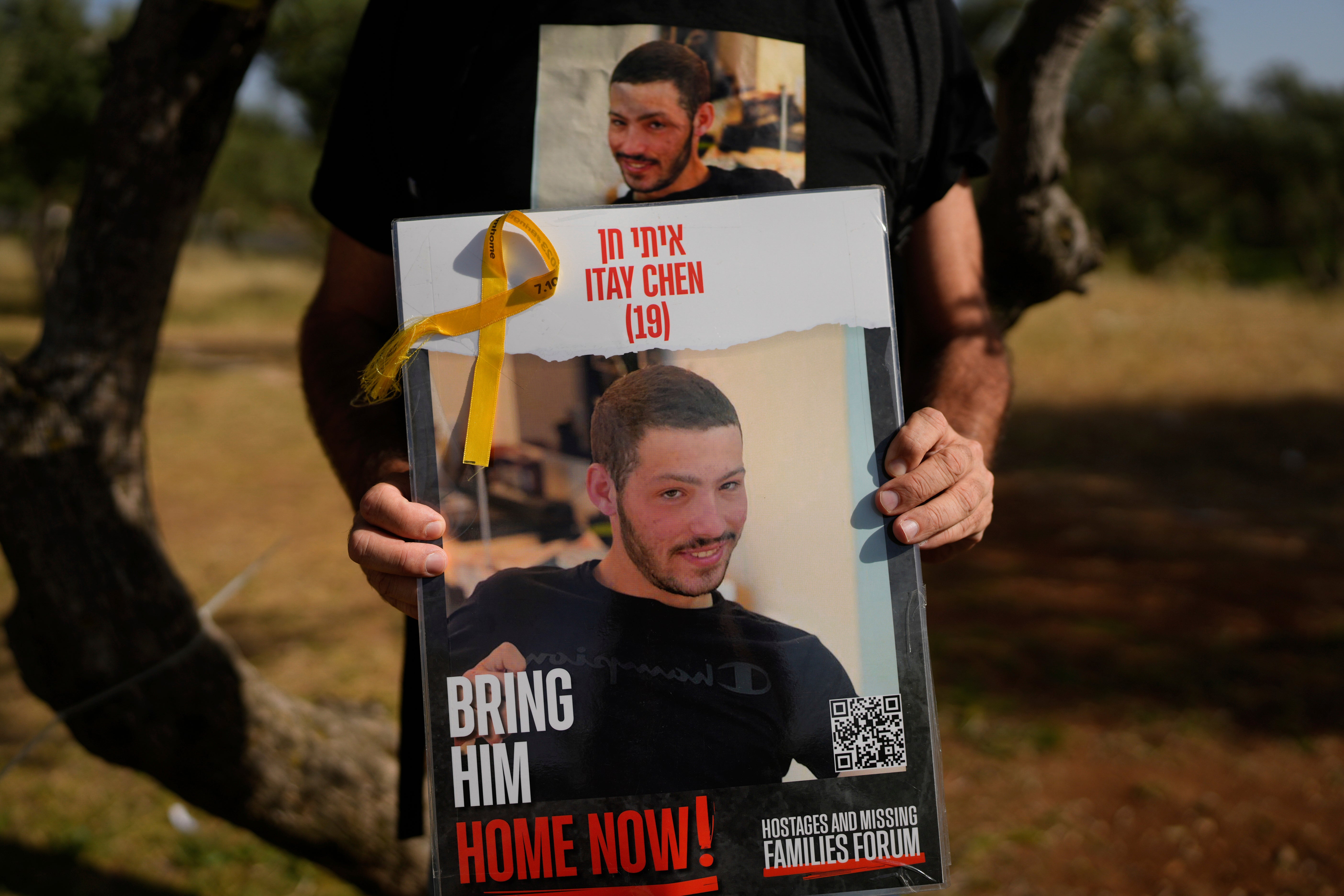 Ruby Chen drži poster svog sina Itaya Chena tijekom prosvjeda u blizini izraelskog parlamenta u Jeruzalemu, četvrtak, 9. ožujka 2024.
