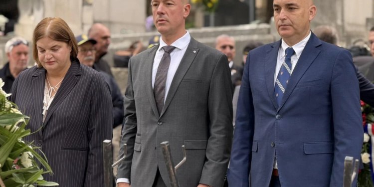 Izaslanstvo Grada Dubrovnika položilo vijence na Boninovu i Domobranskom groblju