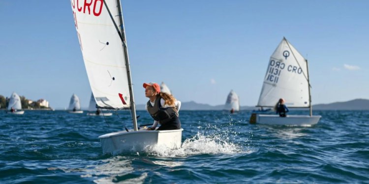 JK Uskok organizira Kup sv. Krševana – prilika za mlade jedriličare da pokažu svoje vještine