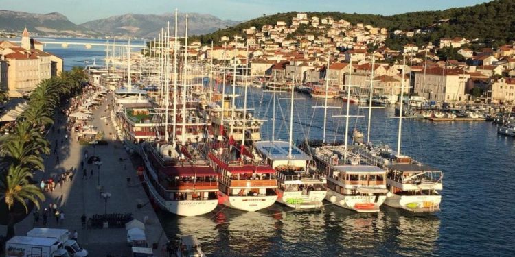 Jadran nije samo domena 482 mini-kruzera, današnji vezni kapaciteti ne mogu primiti sve brodove!