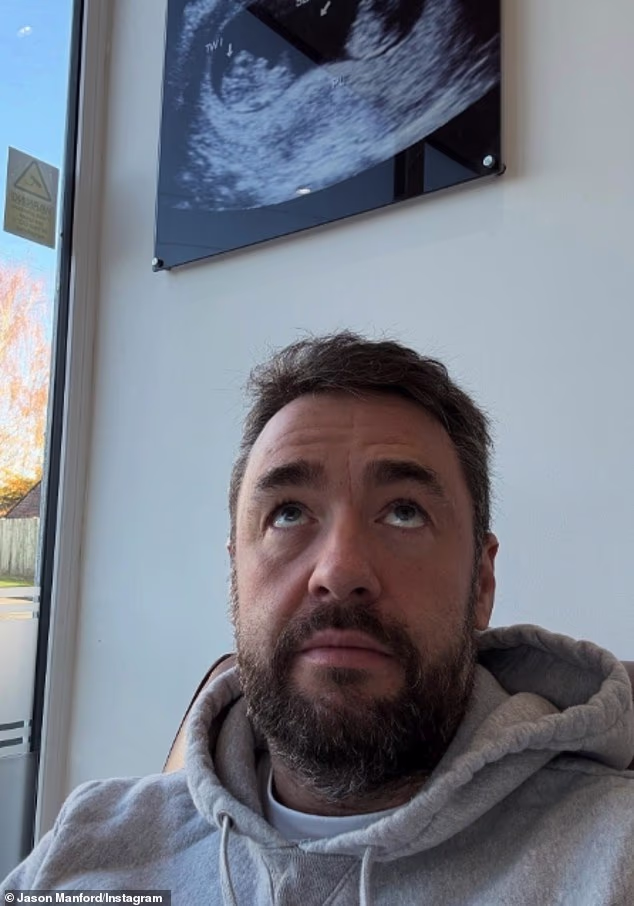 Jason Manford, 44, nagovještava da supruga Lucy Dyke očekuje njegovo SEDMO dijete u zagonetnoj objavi – dvije godine nakon što je otkrio da je bio podvrgnut vazektomiji