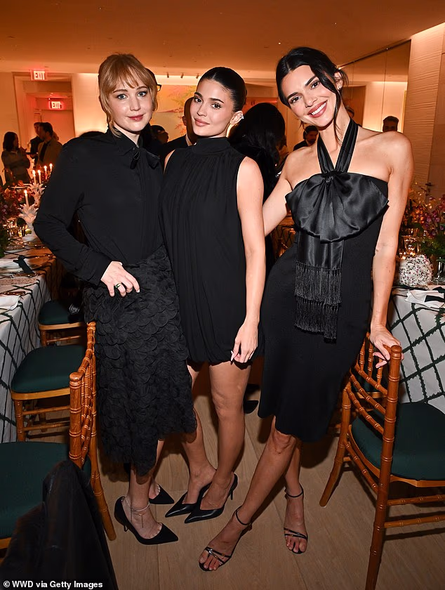 Jennifer Lawrence ugodila se Kylie i Kendall Jenner nakon što je napala ‘iritantnu’ Kourtney Kardashian