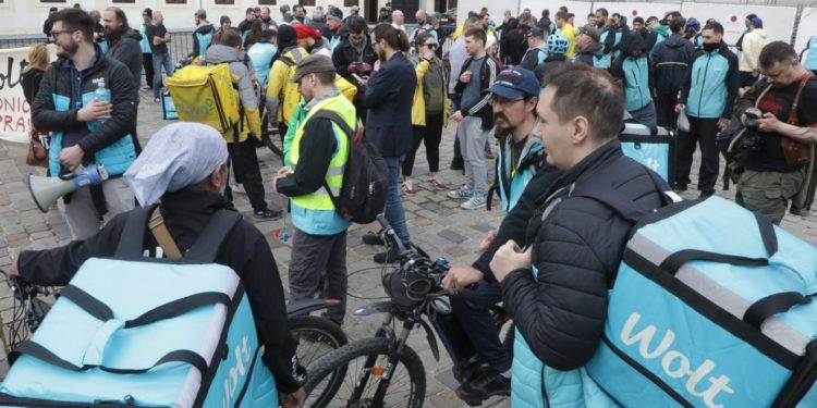 Kad ovo vidite dvaput ćete razmisliti prije nego naručite dostavu hrane: Objavili slike u čemu ju nose