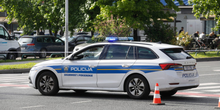 Kamion sletio s ceste u Bosiljevu: Zbog izvlačenja zatvorili promet