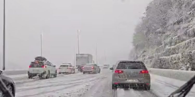 Kaos u Dalmaciji, auti ‘plešu’ po cesti, policija apelira: ‘Ne izlazite bez opreme’