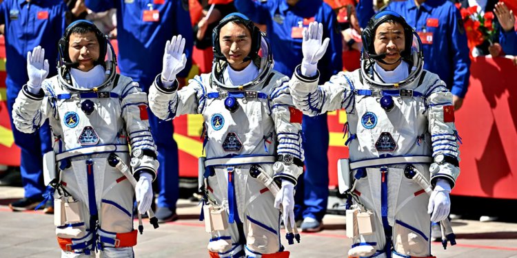 Kineski astronauti nasukali su se na svemirskoj postaji Tiangong nakon udara krhotina