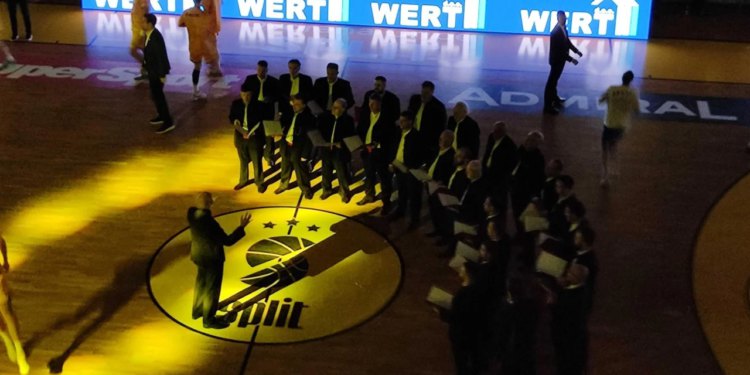 Klapa pjeva Thompsona, i to na utakmici Splita i Zadra! U emocijama nabijenoj večeri i posebnom ugođaju sve je počelo ‘Lijepom našom’