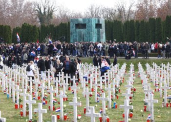 Kolona sjećanja okupila tisuće ljudi u Vukovaru: misu zadušnicu za poginule i nestale predvodio šibenski biskup