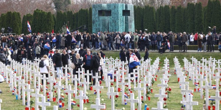 Kolona sjećanja okupila tisuće ljudi u Vukovaru: misu zadušnicu za poginule i nestale predvodio šibenski biskup