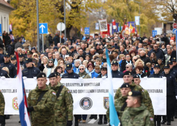 Krenula Kolona sjećanja u Vukovaru, predvode je braniteljica: Tisuće ljudi odaju počast