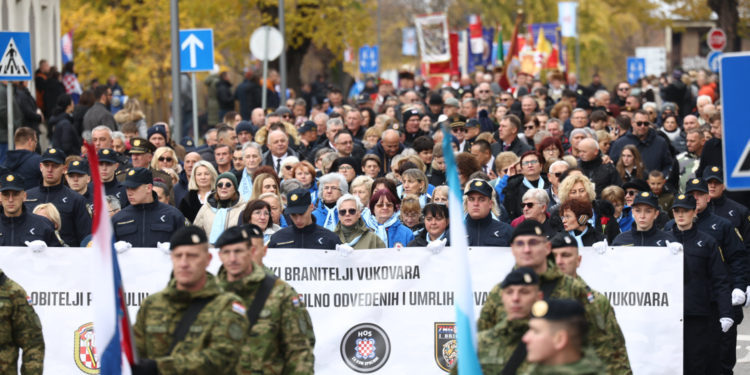 Krenula Kolona sjećanja u Vukovaru, predvode je braniteljica: Tisuće ljudi odaju počast