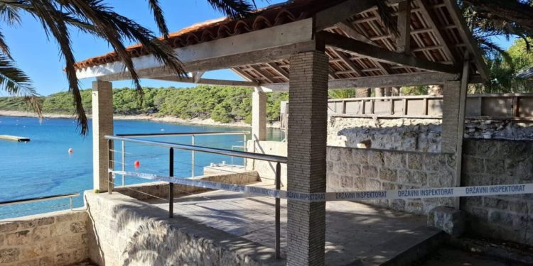 Krenulo rušenje 37 bespravna objekta na Paklinskim otocima. Ilegalni graditelji: "Nitko nam ništa nije javio, saznali smo s televizije"