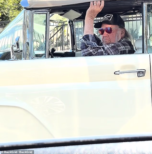 Legendarni roker Neil Young dijeli podršku Jimmyju Kimmelu dok vozi vintage kabriolet za 80. rođendan